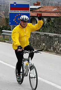 Un turista sale de Eslovenia y entra en Istria, Croacia. | Reuters