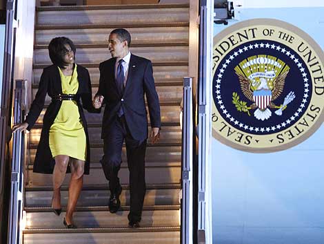 Barack y Michelle Obama bajan del avin en el aeropuerto de Stansted, en Londres. | AP