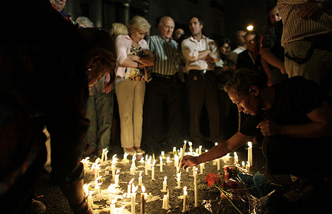 Varias personas prenden velas en recuerdo de Alfonsn. | Efe