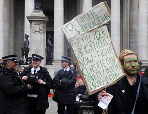 Un hombre protesta contra el cambio climtico, la pobreza y la injusticia frente a la Bolsa de Londres. | AFP