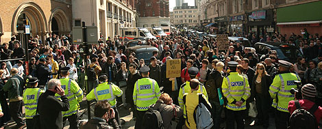 Agentes de polica y manifestantes, frente a frente en Londres. | AFP
