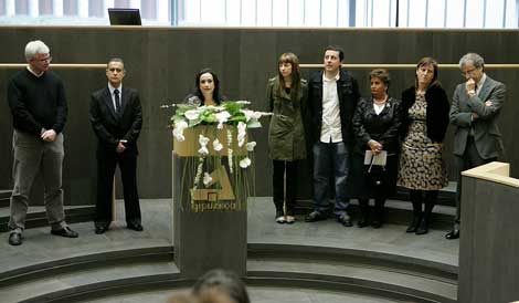 Un momento del acto de reconocimiento a las victimas en San Sebastian. | Carlos Garca