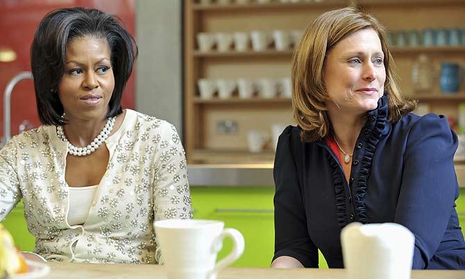Michelle Obama y Sarah Brown, en un centro de investigacin contra el cncer, en Londres (Foto: Reuters).