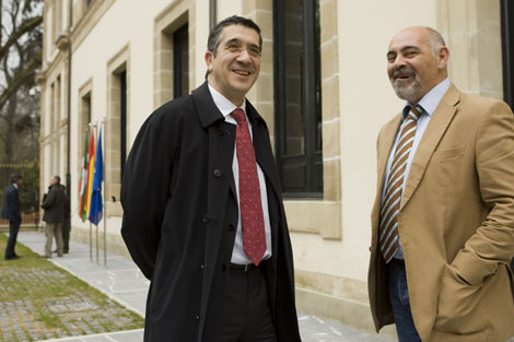 José Antonio Pastor junto a Patxi López, hoy, en el exterior del Parlamento Vasco. | Mitxi
