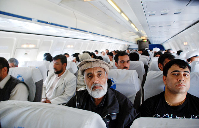 Pasajeros en un vuelo de Ariana Afghan Airlines que cubra el trayecto Herat-Kabul semanas atrs. | Foto: M.B.