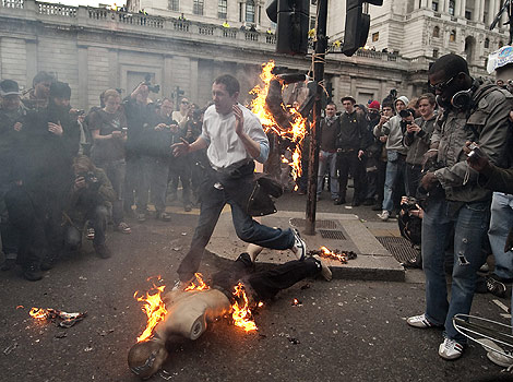 Los antisistema queman un maniqu durante las protestas contra el G-20. | AFP
