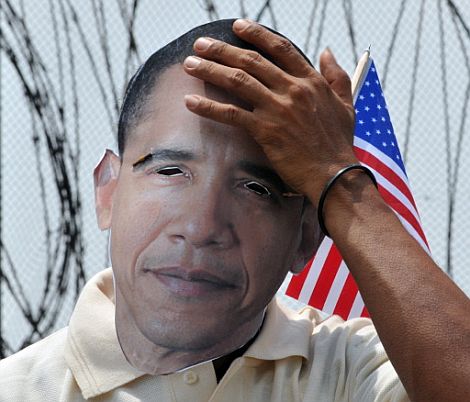 Un manifestante con una mscara de Obama. | AFP