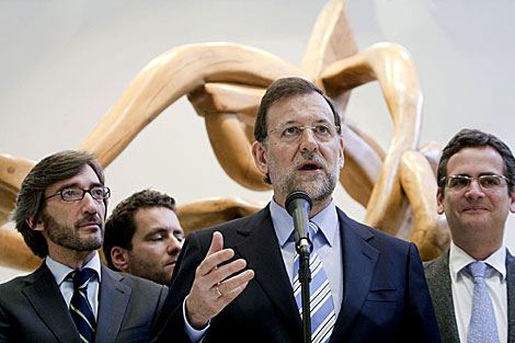 Mariano Rajoy, con los parlamentarios del PP en el Parlamento Vasco. | Efe