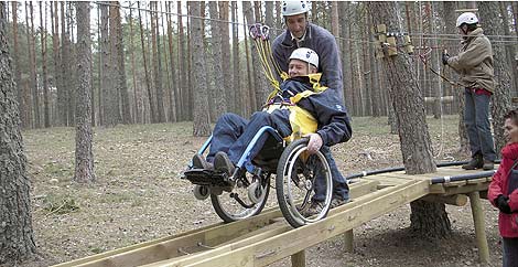 Las personas discapacitadas disponen de un itinerario que puede recorrerse en silla de ruedas.