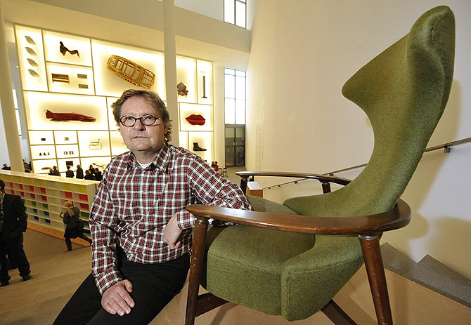 Lars Dafnaes, responsable del departamento de diseo Ikea, junto a una de las piezas que se exhiben en la exposicin 'Diseo democrtico. (Foto: AFP)'