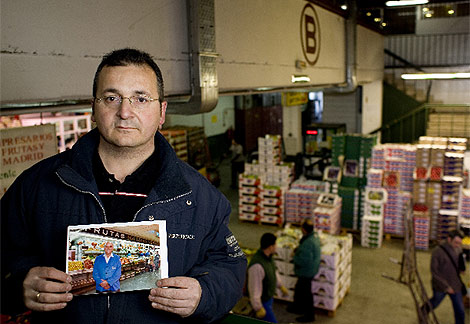 Javier Iglesias, minorista de la fruta, muestra un retrato de su padre, atropellado en Mercamadrid en noviembre.