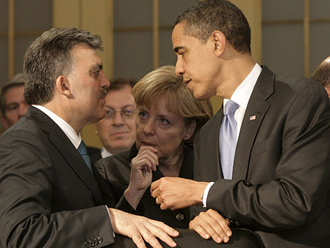 El presidente de Turqua, Abdula Gl, conversa con Angela Merkel y Barack Obama. | Efe