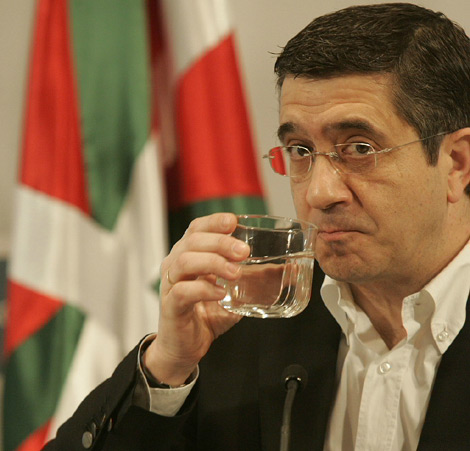López bebe agua durante su intervención en Bilbao.| Mitxi