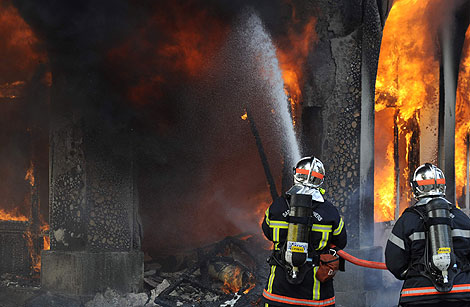 Los bomberos tratan de controlar el incendio. | Reuters
