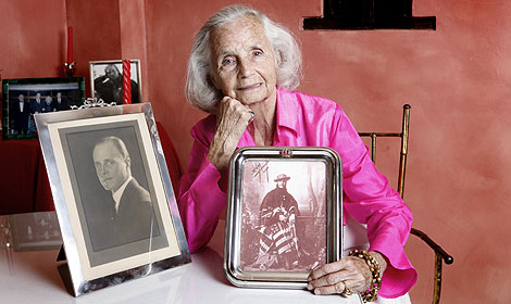María Luisa Sanz de Limantour, con un retrato de su padre y otro de su abuelo. | Chema Conesa