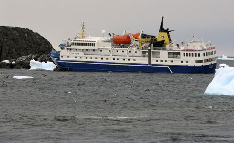 El crucero 'Ocean Nova', tras encallar en la Antrtida el pasado mes de febrero con 104 pasajeros a bordo. | Reuters
