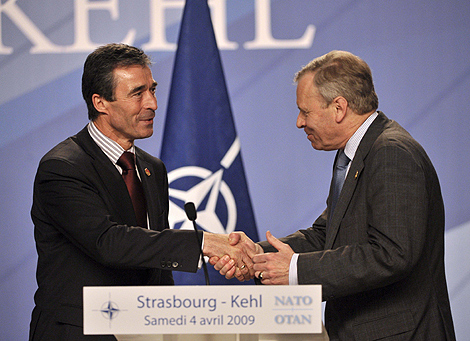 El secretario general de la OTAN, Jaap de Hoop Scheffer (dcha), saluda al que ser su sucesor. | Efe