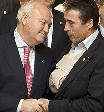 Moratinos con el nuevo jefe de la OTAN, Rasmussen. | Efe