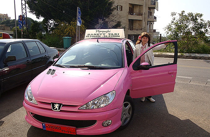 Jeanette Iskander, una de las conductoras de Banet Taxi, posa junto a su vehculo. (Foto: M.G.P.)