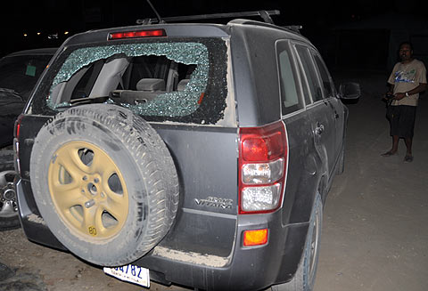 Imagen del coche en el que viajaban los dos fotgrafos agredidos. | Foto: AFP