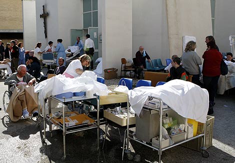 Vctims del sesmo esperan a las afueras del hospital de San Salvatore en L'Aquila. | Reuters