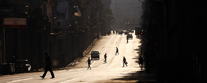Varias personas cruzan una calle en La Habana vieja. | Reuters