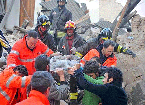 Los bomberos y los supervivientes colaboran en la bsqueda de cuerpos | Reuters