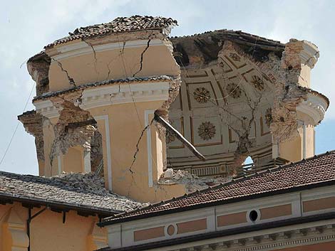 La Iglesia de Santa Mara de las nimas de L'Aquila ha quedado prcticamente destruida. | Efe