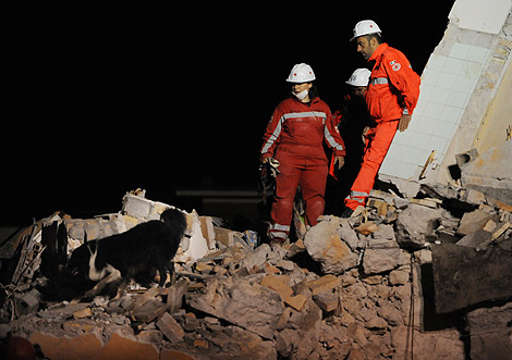 Equipos de rescate con perros, buscan a sepultados entre los escombros. | Afp