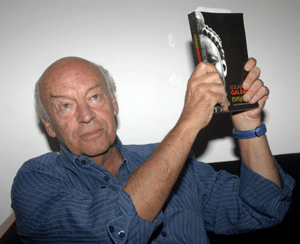 El escritor Eduardo Galeano con su ltimo libro 'Espejos'. | Efe