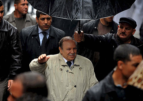 El presidente argelino, Abdelaziz Buteflika , saluda a sus seguidores durante un acto electoral en Annaba. | Efe