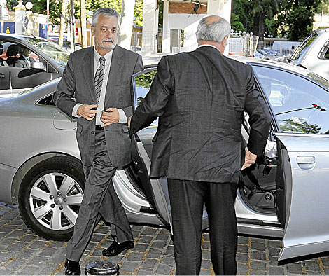 Jos Antonio Grin se baja del coche oficial. | Conchitina