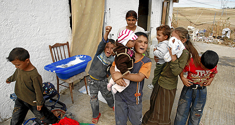 Una familia gitana en un asentamiento a las afueras de Madrid. | Sergio Rodrguez