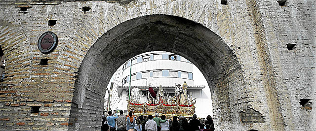 El misterio de San Benito, enmarcado en uno de los arcos de los antiguos Caos de Carmona. | Esther Lobato