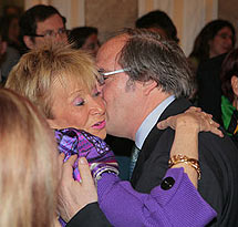 El nuevo ministro de Educacin abraza a la vicepresidenta De la Vega. (Foto: . Monzn)