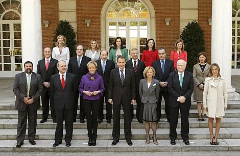 Foto de familia de los miembros del Gobierno, con las nuevas incorporaciones. | Efe