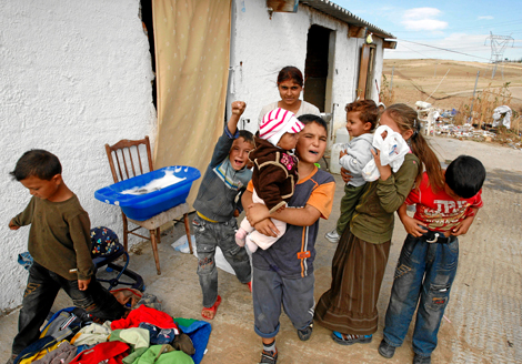 Una familia gitana en un poblado. | Pablo Vias