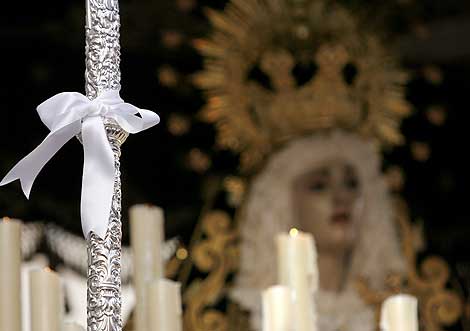Procesin en Madrid, desde la iglesia de San Miguel, con el lazo blanco. | Alberto Di Lolii