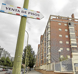 Cartel de venta de pisos en el PAU de Carabanchel (Madrid) | Jaime Villanueva