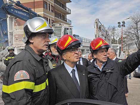 El presidente italiano, en el centro, observa los destrozos provocados por el terremoto. | Efe
