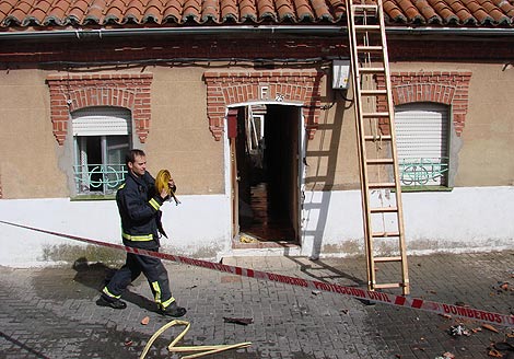 Un bombero tras la extincin del incendio. | J. L. Melero