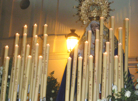 Las velas de la Virgen de los Desamparados de Nerja llevan los nombres de las vctimas de la violencia de gnero. | elmundo.es