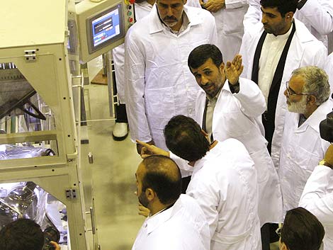 Ahmadineyad, en su visita a la planta de produccin. | AP