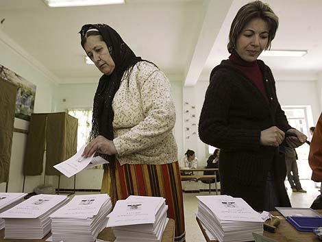 Dos mujeres votan en Tizi Uzu. | Reuters