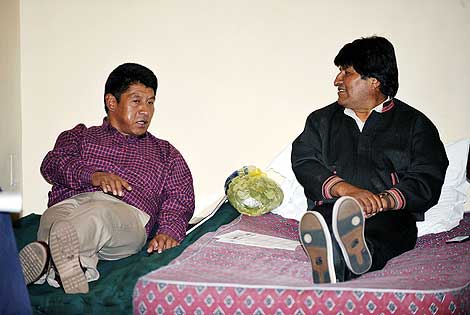 Evo Morales (dcha.), habla con el lder de los trabajadores (izqda.), durante la huelga de hambre. | AFP