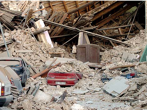 Muchos edificios de nueva construccin se desplomaron tras el terremoto. | Efe