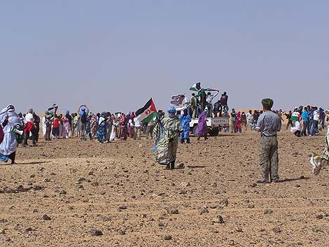Los jvenes saharauis corren por la zona minada. | R.Q.