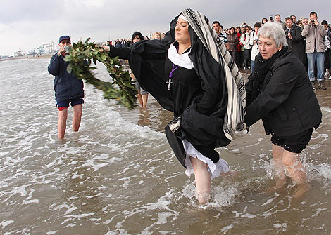 Oracin por los difuntos en el mar en la Semana Santa Marinera | AP