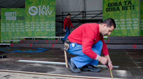 Operarios trabajan en el montaje del escenario del Aberri Eguna en Bilbao. | Carlos Garca