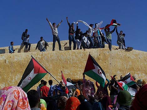 Los jvenes saharauis se manifiestan por las calles de los campamentos. | R.Q